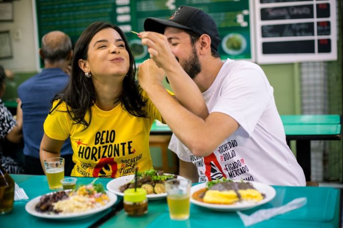 Bernardo Cançado e Renata Urbano, criadores do Oncêvai, comem tira-gostos em bar de BH