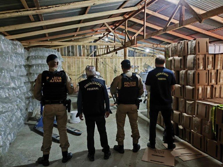 Polícia apreende mais de 10 mil litros de vinho falsificado no Paraná: 'odor de fezes'