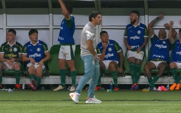 Momento analisado pelo VAR, que gerou a expulsão de Abel contra o Fla, na Copa do Brasil