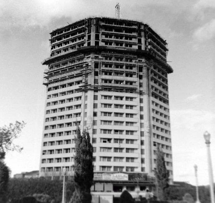 Acaiaca sendo construído em 1943, um dos principais prédios da capital mineira.