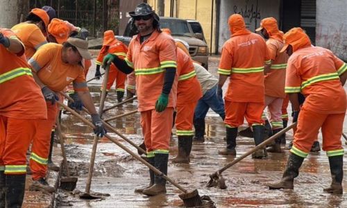 Ação de limpeza na Avenida Garcia Rodrigues Paes, Acesso Norte, no Bairro Industrial em Juiz de Fora