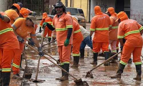 Ação de limpeza na Avenida Garcia Rodrigues Paes, Acesso Norte, no Bairro Industrial em Juiz de Fora • PJF/Divulgação