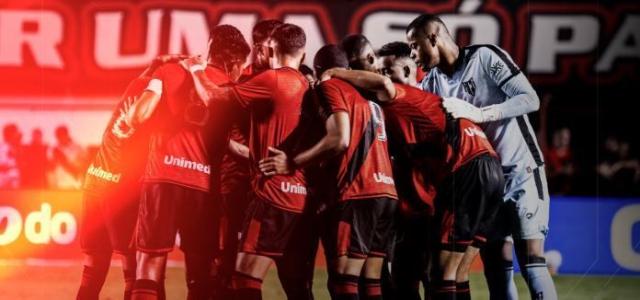Jogadores do Atlético-GO durante jogo contra a Ponte Preta