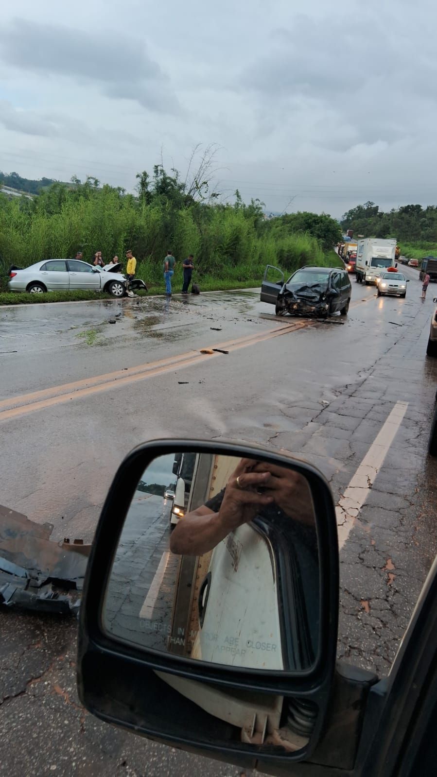 Duas pessoas ficam gravemente feridas após batida frontal na BR-040