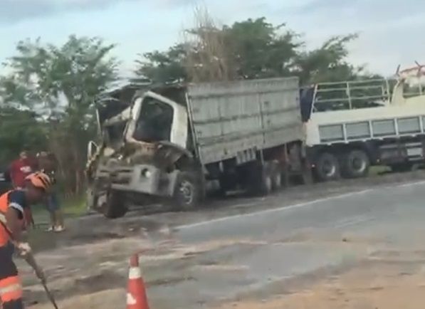 Acidente entre carretas na BR-381 deixa motorista presos às ferragens em MG