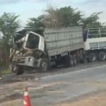 Acidente entre carretas na BR-381 deixa motorista presos às ferragens em MG