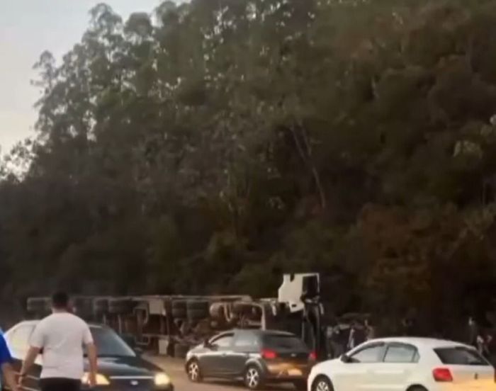 Câmera de segurança registra grave acidente na BR-040 na grande BH.