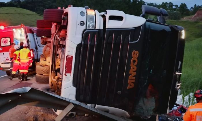Carreta que transportava blocos de celulose invadiu contramão e bateu em carro, segundo PRF 