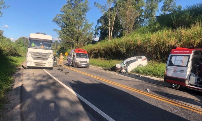 Acidente grave na BR-265 em Barbacena envolveu quatro veículos