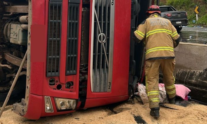 Mulher ficou presa sob o caminhão dentro da cabine e foi resgatada pelos Bombeiros