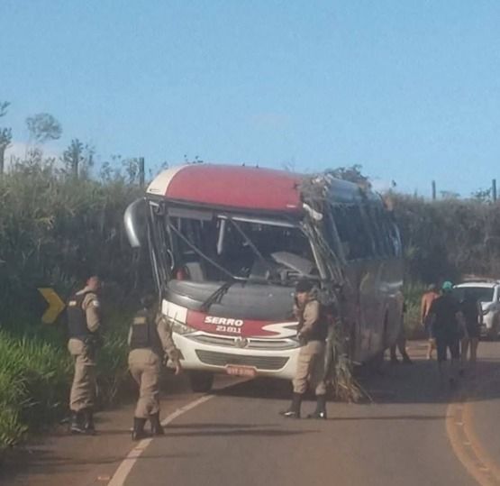 Acidente com ônibus da Viação Serro deixa feridos na região Central de MG, durante a tarde desse domingo (5). Acidente com ônibus da Viação Serro deixa feridos na região Central de MG, durante a tarde desse domingo (5).