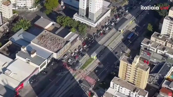 Foto mostra trânsito lento na avenida Cristiano Machado