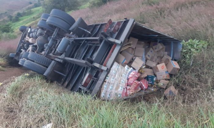 Caminhão saiu da pista e capotou na BR-267 em Maripá de Minas, na Zona da Mata