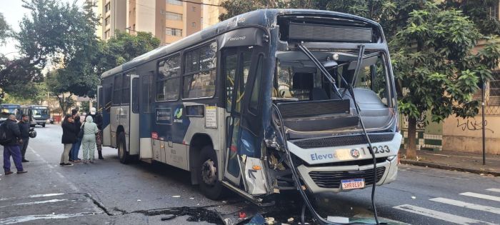 Ônibus da linha xxx ficou com a frente completamente destruida.