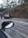 Engavetamento envolvendo quatro carros na BR-381, deixa pista parcialmente interditada.