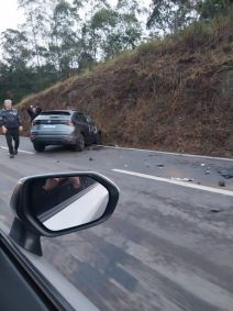 Engavetamento envolvendo quatro carros na BR-381, deixa pista parcialmente interditada.