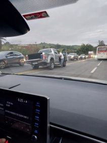 Engavetamento envolvendo quatro carros na BR-381, deixa pista parcialmente interditada.