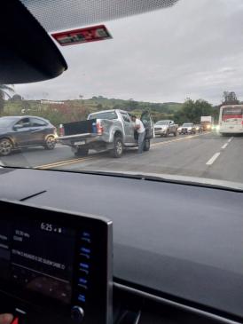Engavetamento envolvendo quatro carros na BR-381, deixa pista parcialmente interditada.