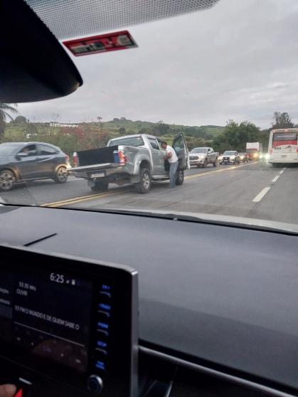 Engavetamento envolvendo quatro carros na BR-381, deixa pista parcialmente interditada.