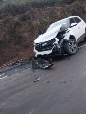 Engavetamento envolvendo quatro carros na BR-381, deixa pista parcialmente interditada.