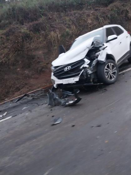 Engavetamento envolvendo quatro carros na BR-381, deixa pista parcialmente interditada.