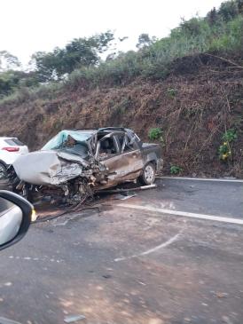 Engavetamento envolvendo quatro carros na BR-381, deixa pista parcialmente interditada.