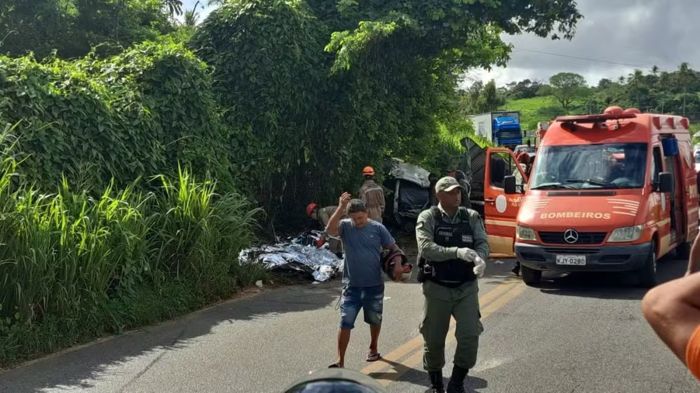 Foto mostra bombeiros socorrendo as vítimas do acidente em Pernambuco