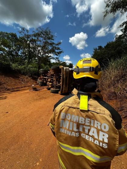 Motorista morre após caminhão-tanque capotar em rodovia no Triângulo Mineiro