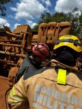 Motorista morre após caminhão-tanque capotar em rodovia no Triângulo Mineiro