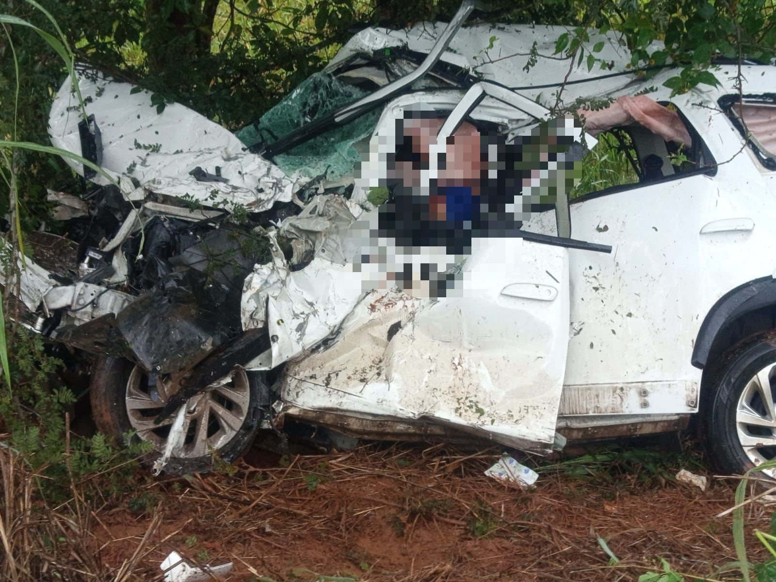 Acidente na MGC-135 deixa dois mortos e um ferido em Mirabela