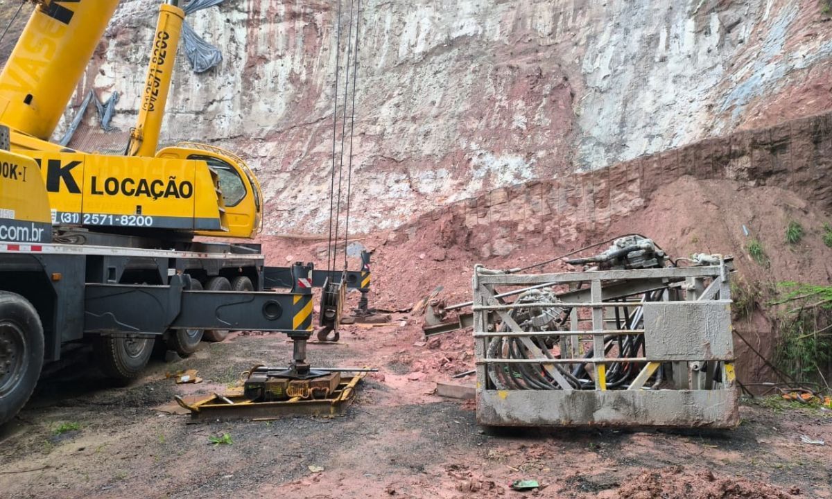 Dois funcionários ficam feridos após queda de gaiola de guindaste em obra da Cesama em represa