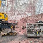 Dois funcionários ficam feridos após queda de gaiola de guindaste em obra da Cesama em represa