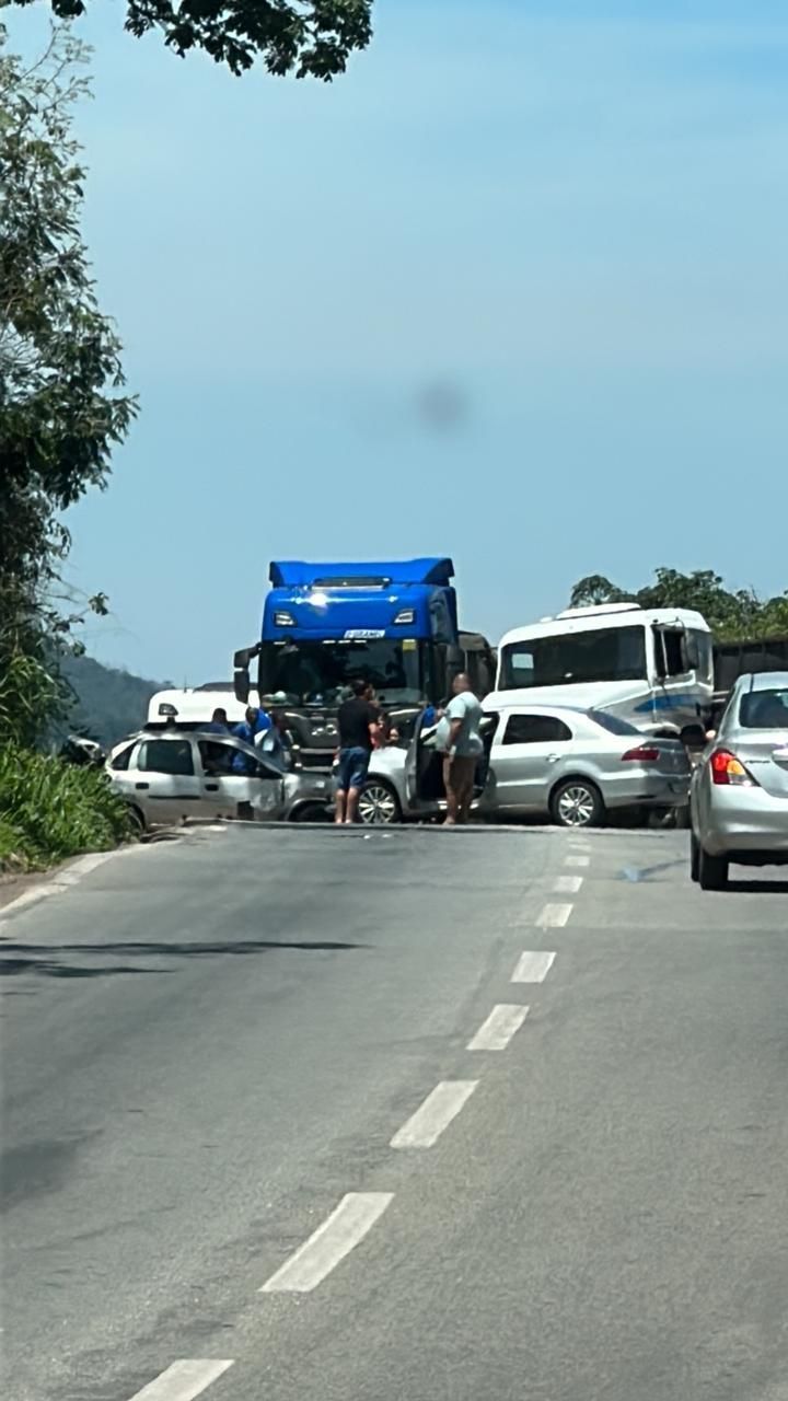 Acidente deixa trânsito em pare e siga na BR-381, em Sabará