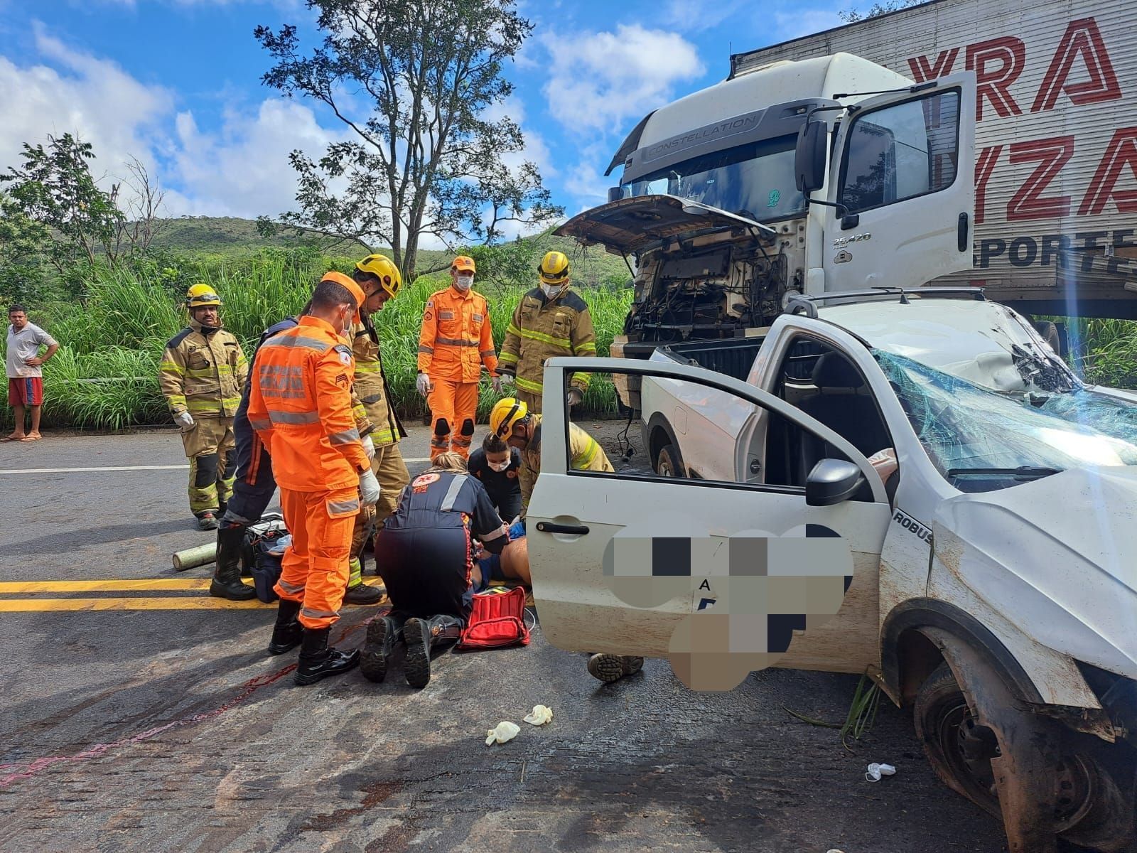 Idoso morre após colisão entre carro e carreta na BR-251, em Salinas