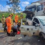 Idoso morre após colisão entre carro e carreta na BR-251, em Salinas