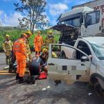 Idoso morre após colisão entre carro e carreta na BR-251, em Salinas