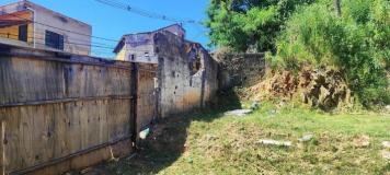 Acidente destrói muro de escola em BH