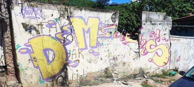 Acidente destrói muro de escola em BH