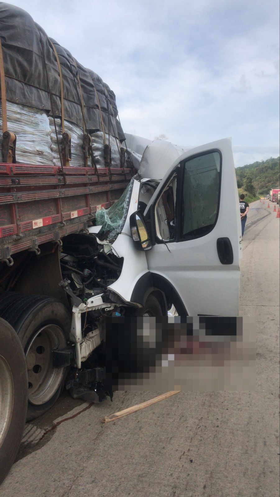 Motorista de van morre ao bater em traseira de caminhão na BR-381 em Bom Jesus do Amparo (MG)