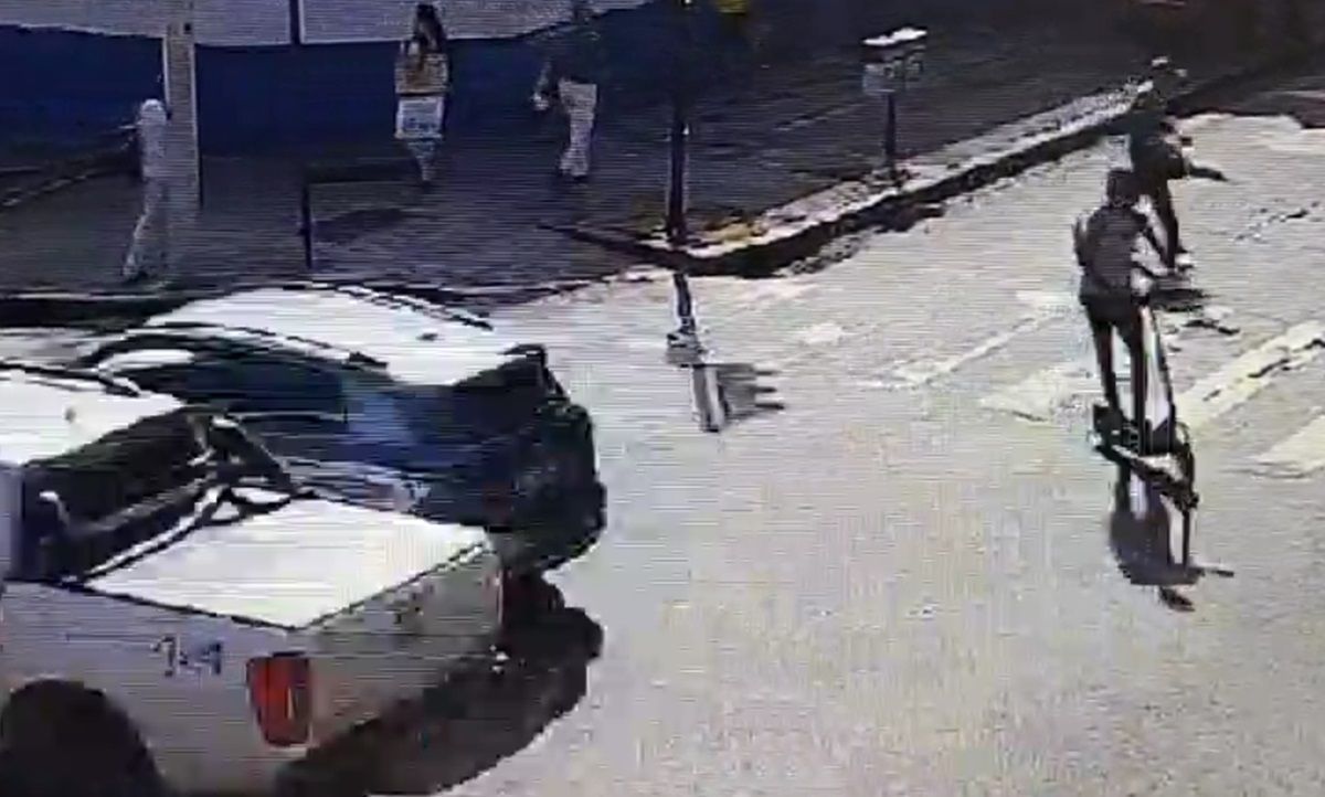Jovem de patinete avança sinal vermelho e é atingido por moto em BH; veja