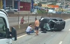 Carro bate em caminhão e capota na rodovia Fernão Dias, em Contagem (MG)