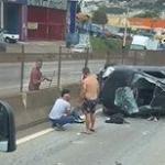 Carro bate em caminhão e capota na rodovia Fernão Dias, em Contagem (MG)