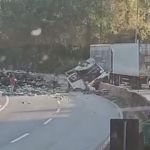 Vídeo: caminhão carregado com banana tomba na Fernão Dias e interdita pista da rodovia