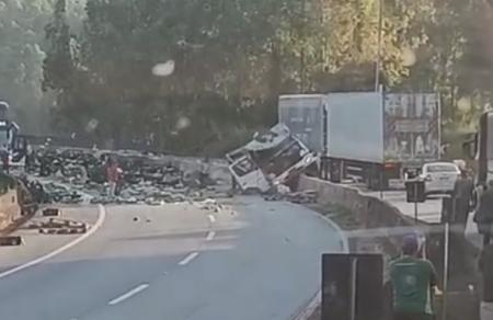 O feriado prolongado de Finados terminou com 29 mortos nas rodovias estaduais e federais de Minas, conforme balanço divulgado nesta terça-feira pelas polícias Militar Rodoviária e Rodoviária Federal.