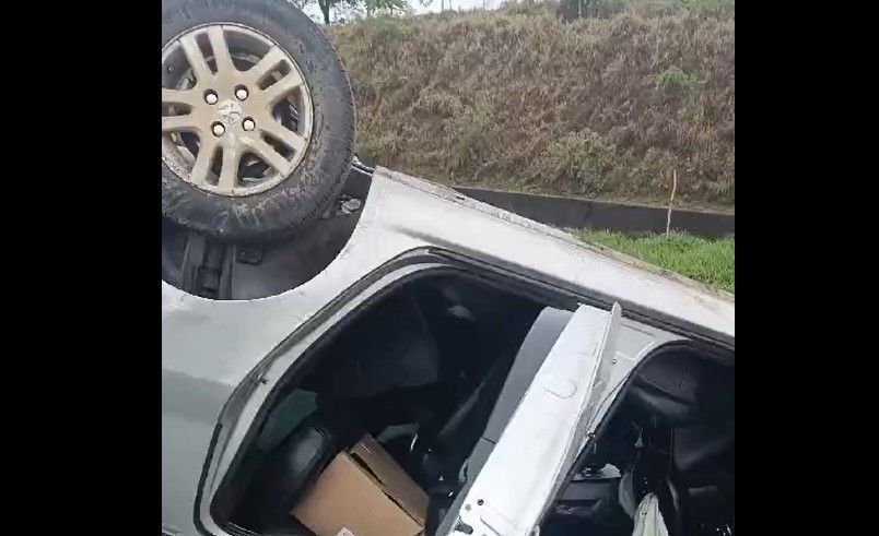 Carro capota na Fernão Dias e fere três pessoas no Sul de Minas