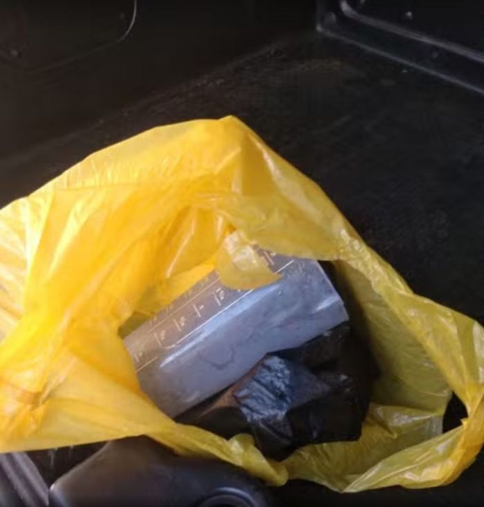 Sacola do produto jogado na jovem, de 23 anos.