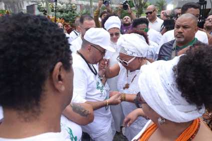 Arlindo Cruz é velado e enterrado no Rio