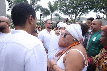 Arlindo Cruz é velado e enterrado no Rio