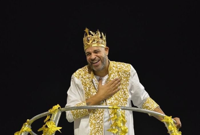 O ex jogador desfilou no último carro.