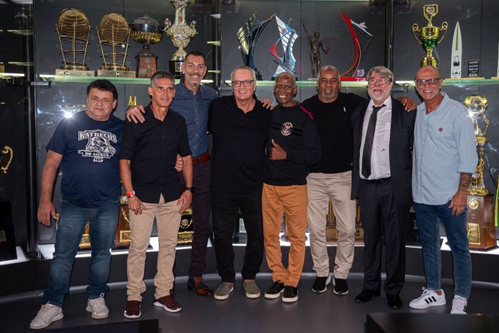 Adílio ao lado de Leandro, Mozer e Andrade, entre outros craques do Flamengo na homenagem pelos 68 ano do Brown